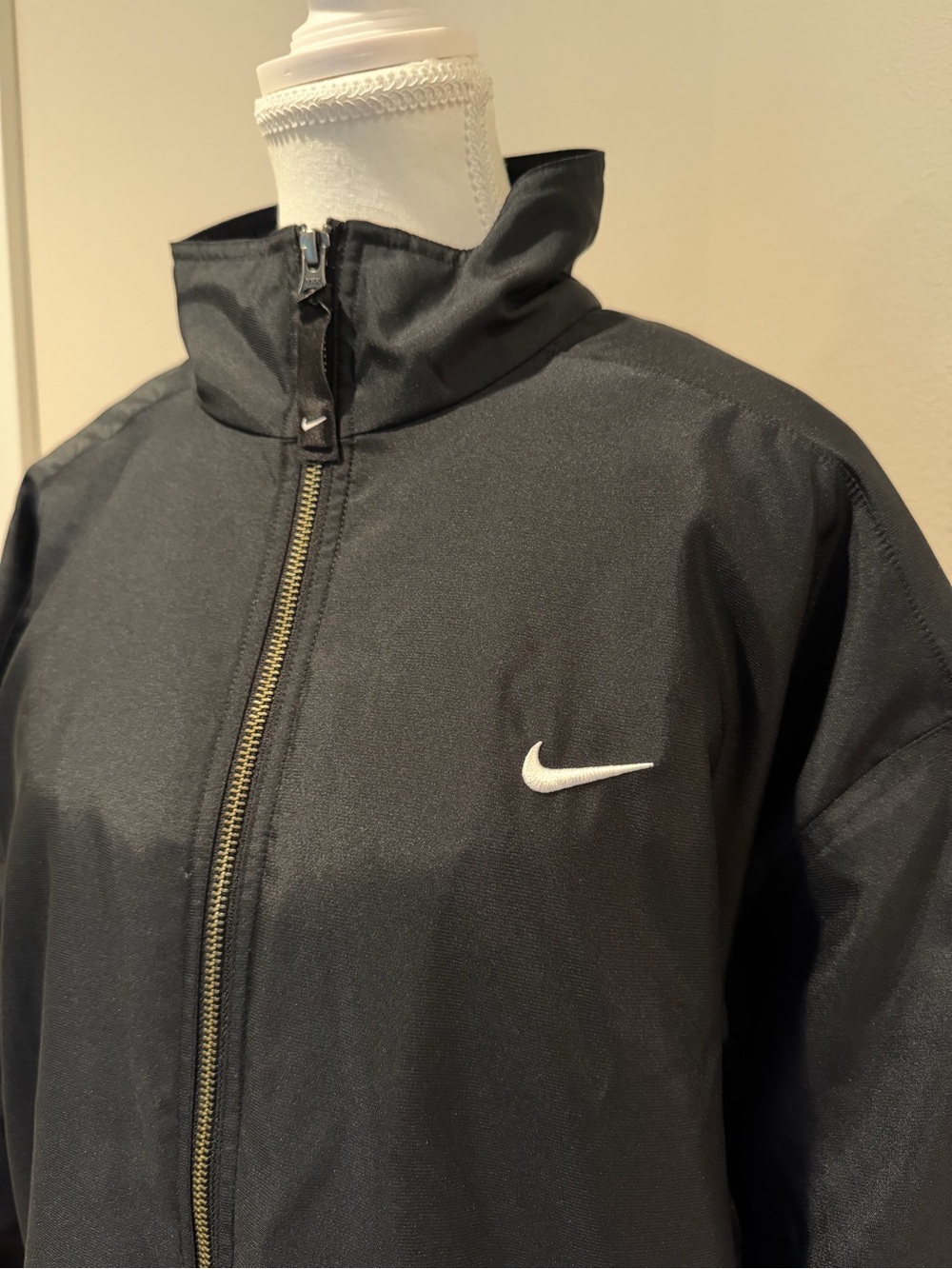 Nike Black Lightweight Oversized Women’s Windbreaker Jacket with White Swoosh - Picture 3 of 7